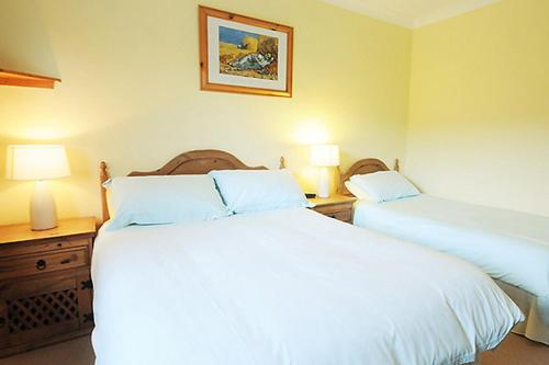 Postel nebo postele na pokoji v ubytování The Old Cable Historic House & Seafood Restaurant