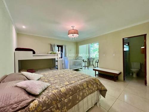 1 dormitorio con 1 cama grande y cocina en casa linda família ou grupo - 35 Km C Jord, en Santo Antônio do Pinhal