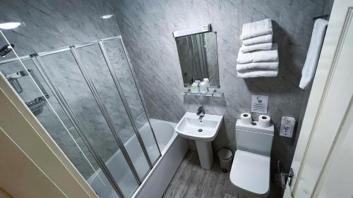 黑潭的住宿－薩特克利夫酒店，带淋浴、卫生间和盥洗盆的浴室