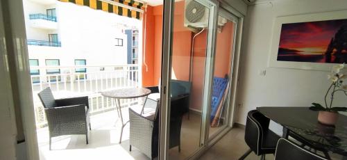 Zimmer mit einem Balkon mit Tisch und Stühlen in der Unterkunft Apartamento NAVI II playa de Gandia para 6 personas in Playa de Gandia