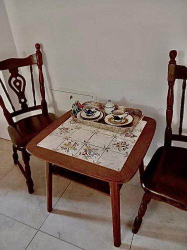 uma mesa e duas cadeiras com uma bandeja em Pokój prywatny 4 osobowy ze wspólna kuchnia i łazienka em Łowicz