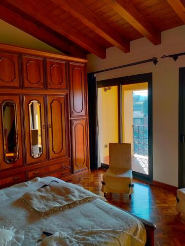 una camera con letto e porta scorrevole in vetro di Margherita a Boccon