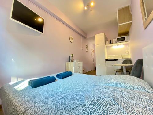 1 dormitorio con 1 cama azul grande en una habitación en Gallia Bella By SCLS Locations, en Cannes