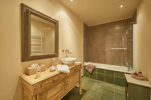 La salle de bains est pourvue d'un lavabo, d'une baignoire et d'un miroir. dans l'établissement Château Richelieu, à Fronsac
