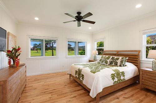 1 dormitorio con 1 cama y ventilador de techo en Kiahuna Plantation Hale, en Koloa
