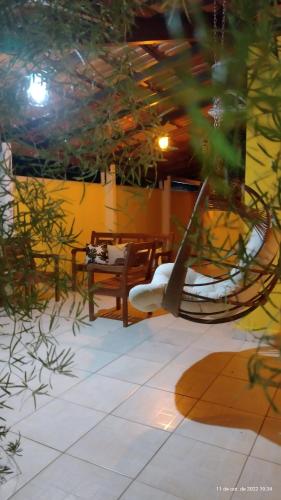 a room with a bench and a table and a chair at Pousada Filhos da Canastra in Vargem Bonita