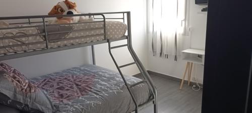 Двухъярусная кровать или двухъярусные кровати в номере Le Queirélé