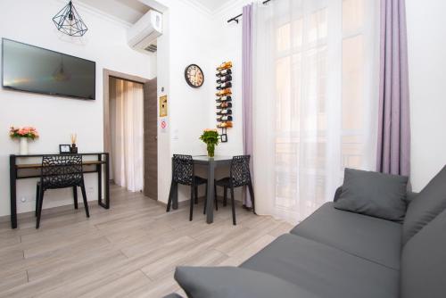 Nice Centre Flat - Modern, Quiet and Brand New