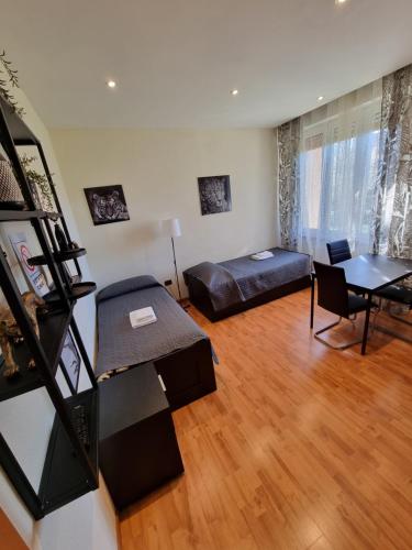 uma sala de estar com um sofá e uma mesa em Alloggio Silva em Gorizia