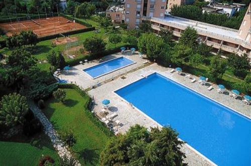 an overhead view of two swimming pools in a park at Trilo Conero, in residence con piscina ed aria condizionata vicino al mare in Marcelli
