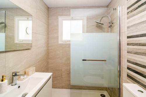 La salle de bains est pourvue d'une douche et d'un lavabo. dans l'établissement Luxurious apartment close to Puerto Banus, à Estepona
