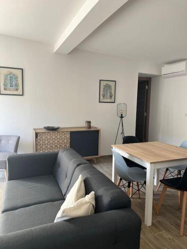 un salon avec un canapé et une table dans l'établissement Maison de charme au bout du CAP CORSE, à Ersa