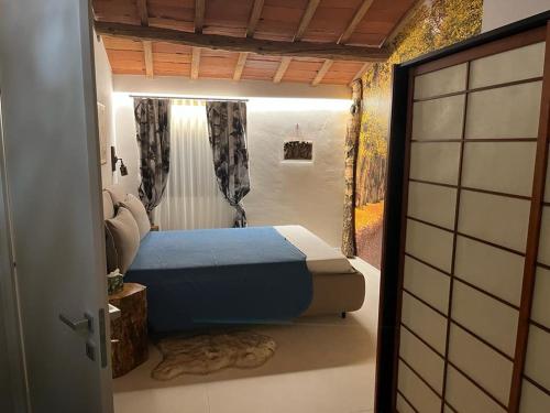 una piccola camera con un letto in una stanza di Villa Contessa Massari Ferrara a Ferrara