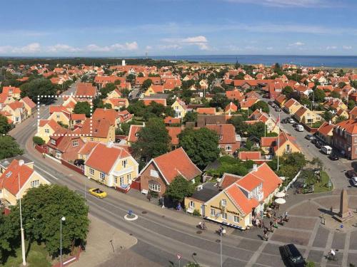 eine Luftansicht einer Stadt mit Häusern und einer Straße in der Unterkunft Holiday Home Reko - 500m from the sea in NW Jutland by Interhome in Skagen