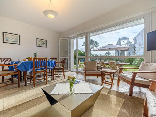 un salon avec une table et des chaises dans l'établissement Apartment La Voilerie - La Brigantine by Interhome, à Carnac