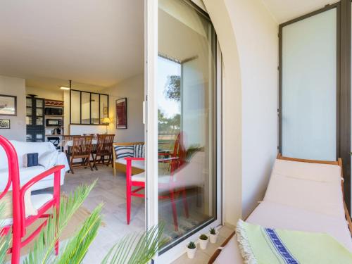 Cette chambre dispose d'un balcon avec une table et des chaises. dans l'établissement Apartment Golf de Chiberta by Interhome, à Anglet