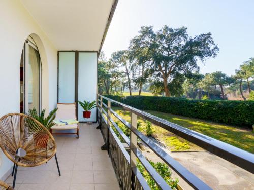 Elle comprend un balcon offrant une vue sur le jardin. dans l'établissement Apartment Golf de Chiberta by Interhome, à Anglet