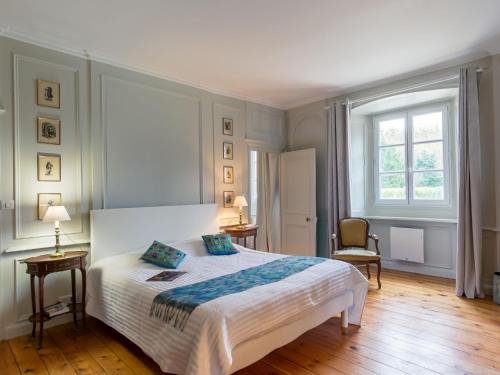 ein Schlafzimmer mit einem Bett, zwei Tischen und einem Fenster in der Unterkunft Apartment Zenaïde by Interhome in Concarneau