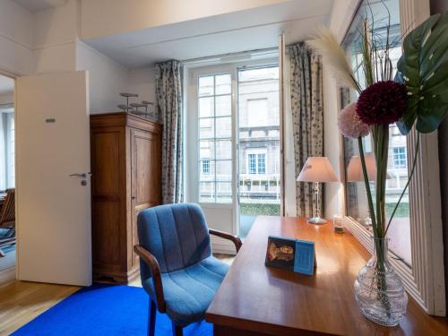 - un salon avec une table et une chaise bleue dans l'établissement Apartment Lancette by Interhome, à Saint-Malo