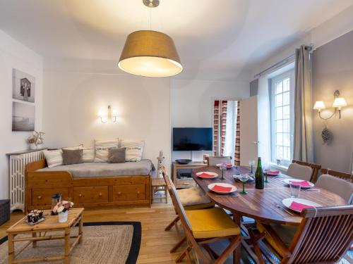 - un salon avec une table à manger et un lit dans l'établissement Apartment Lancette by Interhome, à Saint-Malo