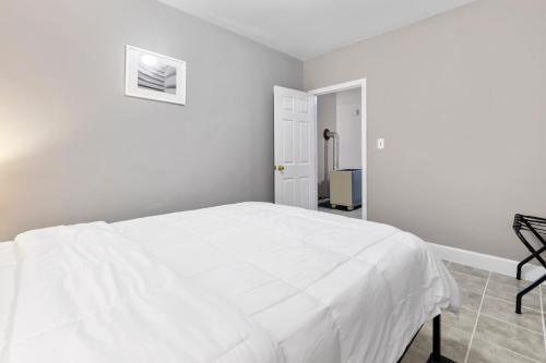 Una cama o camas en una habitación de Sleeps 5 near ferry, train to Boston and downtown 3br apartment
