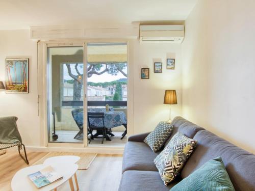 un salon avec un canapé et une table dans l'établissement Apartment L'Ile heureuse-7 by Interhome, à Saint-Cyr-sur-Mer