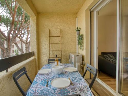 une table avec un chiffon de table bleu et blanc dans l'établissement Apartment L'Ile heureuse-7 by Interhome, à Saint-Cyr-sur-Mer