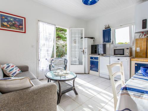 un salon avec une table et une cuisine dans l'établissement Apartment Iena by Interhome, à Vieux-Boucau-les-Bains