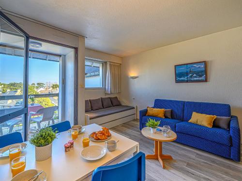 un salon avec un canapé bleu et une table dans l'établissement Studio Résidence Bleue Océane by Interhome, à Carnac