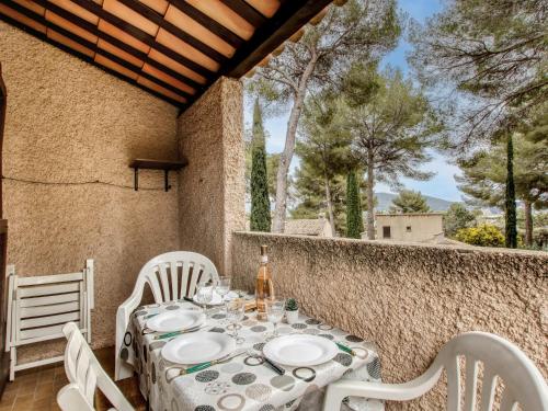 une table et des chaises sur une terrasse avec une table et des chaises dans l'établissement Studio Les Hauts du Port-3 by Interhome, à Saint-Cyr-sur-Mer