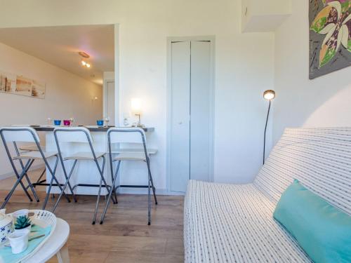 Posteľ alebo postele v izbe v ubytovaní Apartment Les Bourdaines by Interhome