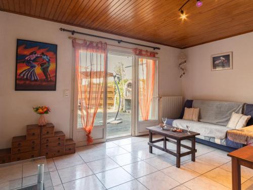 salon z kanapą i stołem w obiekcie Holiday Home La Gare by Interhome w mieście Mimizan