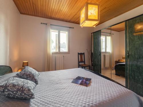 - une chambre avec un lit et un livre dans l'établissement Holiday Home La Gare by Interhome, à Mimizan
