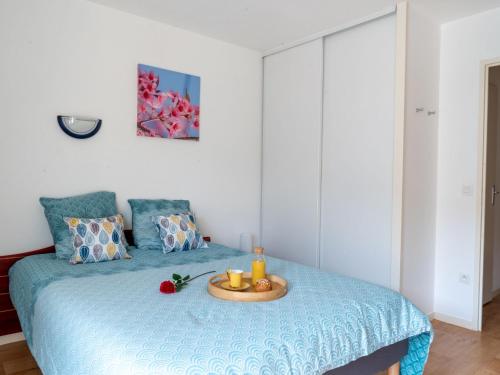 - une chambre avec un lit bleu et un plateau dans l'établissement Apartment Le Hameau du Golf-1 by Interhome, à Pornic