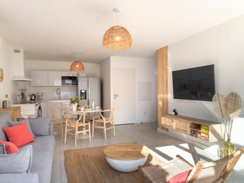 Køkken eller tekøkken på Apartment Les Patios de Flore-2 by Interhome