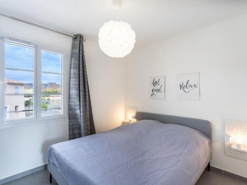 Postel nebo postele na pokoji v ubytování Holiday Home Domaine des fées by Interhome