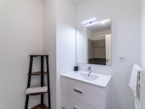 une salle de bain avec un lavabo et un miroir dans l'établissement Holiday Home Domaine des fées by Interhome, à Grimaud