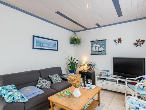 Televízia a/alebo spoločenská miestnosť v ubytovaní Holiday Home La Glycine by Interhome