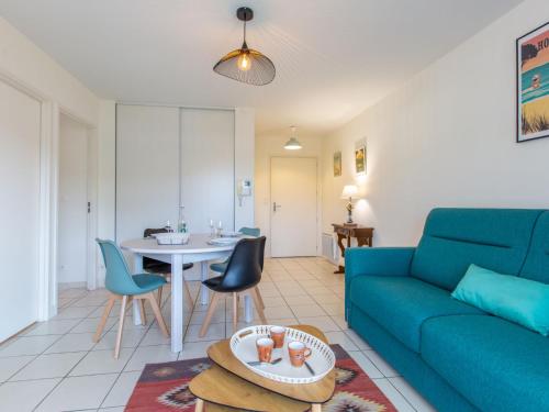 un salon avec un canapé et une table dans l'établissement Apartment Les Berges Landaises-5 by Interhome, à Capbreton