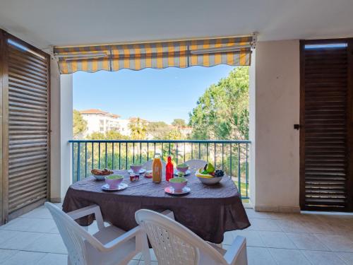 une table et des chaises sur un balcon avec vue dans l'établissement Apartment Le Grand Parc-10 by Interhome, à Saint-Aygulf