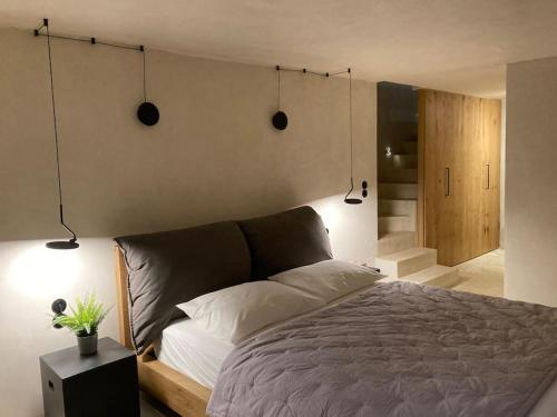 ein Schlafzimmer mit einem Bett und ein Zimmer mit einer Tür in der Unterkunft Sommaripa Loft in Andros old town in Ándros
