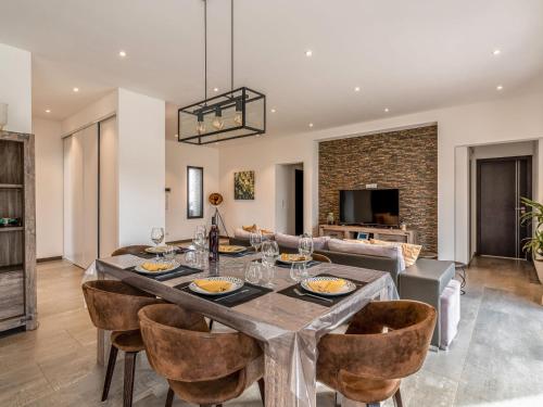 une salle à manger et un salon avec une table et des chaises dans l'établissement Holiday Home Villa les lieges by Interhome, à Lecci