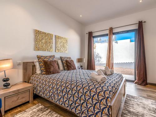 une chambre avec un lit et une grande fenêtre dans l'établissement Holiday Home Villa les lieges by Interhome, à Lecci