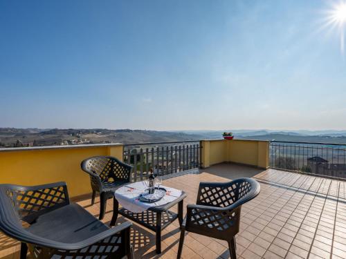 een patio met stoelen en een tafel op een balkon bij Apartment Emilia Guest House by Interhome in Agliano Terme