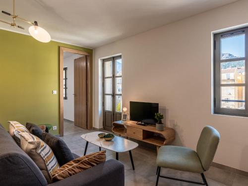 un salon avec un canapé et une télévision dans l'établissement Apartment Padova T2 sup by Interhome, à Corte