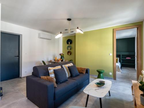 salon z niebieską kanapą i stołem w obiekcie Apartment Padova T2 sup by Interhome w mieście Corte