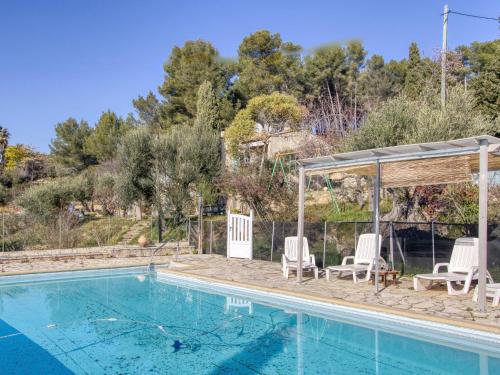 - une piscine avec des chaises et un kiosque dans l'établissement Holiday Home Le Mas de la Poterie by Interhome, au Beausset