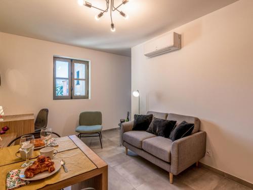 un salon avec un canapé et une table dans l'établissement Apartment Padova T2 by Interhome, à Corte