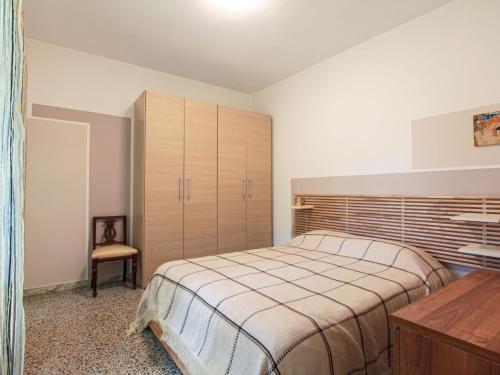 Schlafzimmer mit einem Bett, einer Kommode und einem Schreibtisch in der Unterkunft Holiday Home Villa Emma by Interhome in Forte dei Marmi