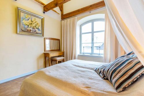 a bedroom with a bed and a window at Folwark Karczemka in Małdyty